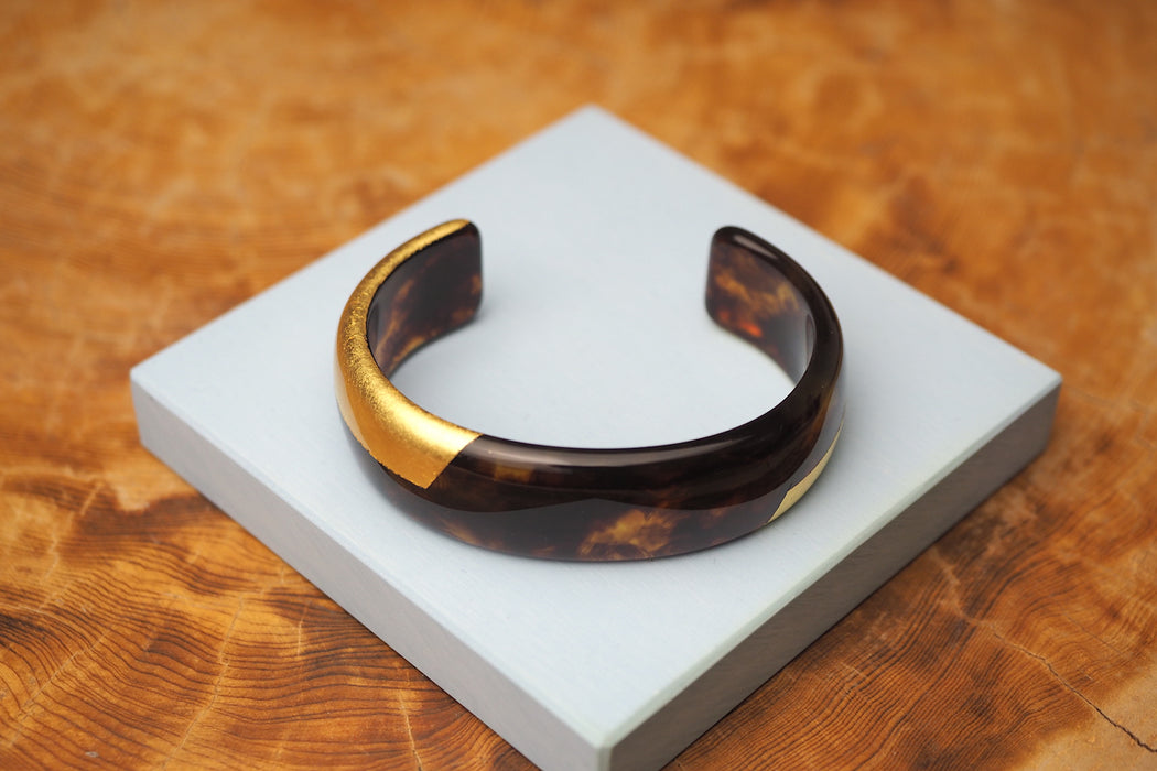 Tortoiseshell bangle with Gold leaf L