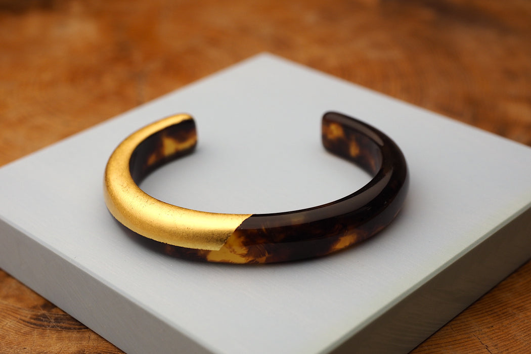 Tortoiseshell bangle with Gold leaf S