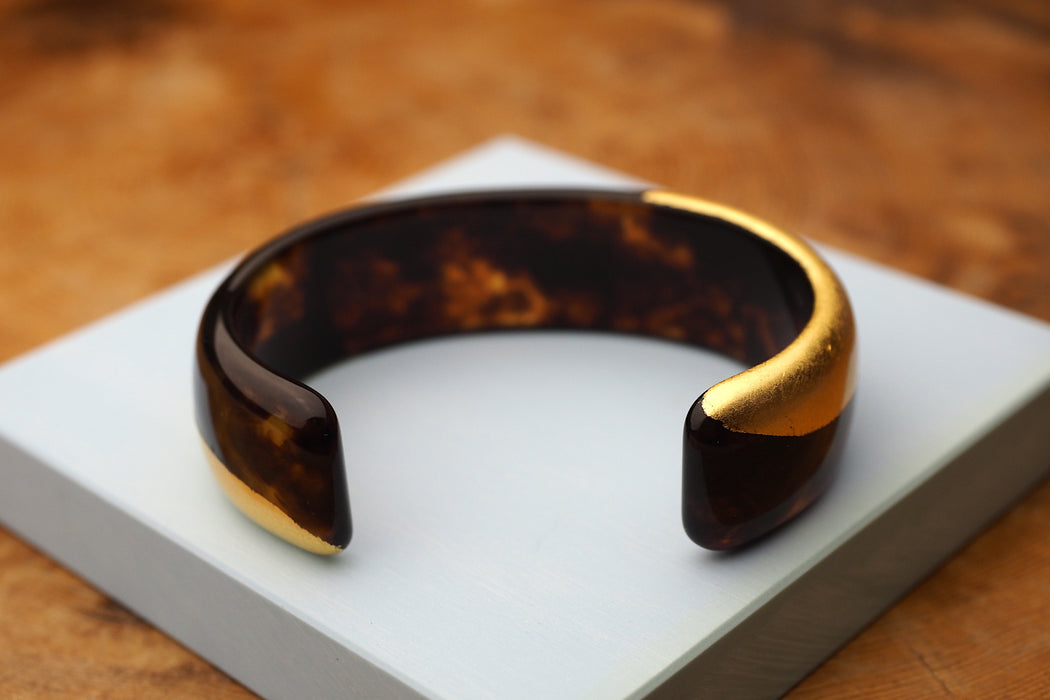 Tortoiseshell bangle with Gold leaf   L